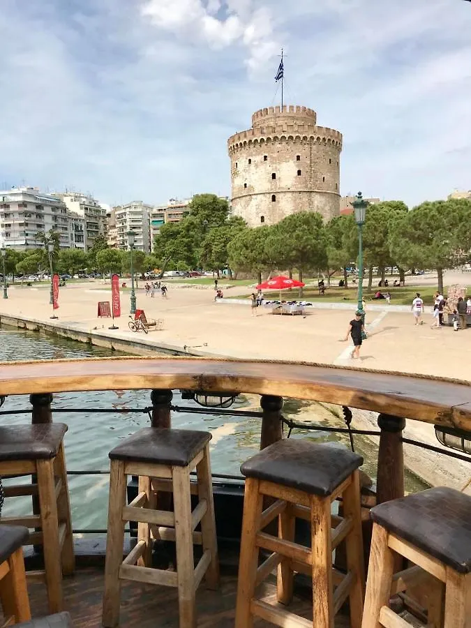 2Bd- Perfect Location With Square View Apartment Thessaloniki